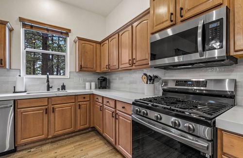 Flagstaff House | Spacious Luxury Home in the Pines 2 King Suites + Firepit + Gym/Office