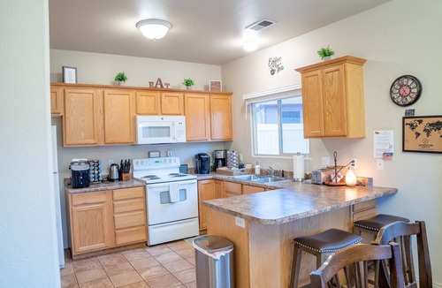 Kanab Apartment | Spacious Townhome in Kanab! Near Zion, Bryce, and more! Pool and Hot Tub. Sleeps 8!