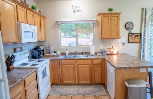 Kanab Apartment | Spacious Townhome in Kanab! Near Zion, Bryce, and more! Pool and Hot Tub. Sleeps 8!