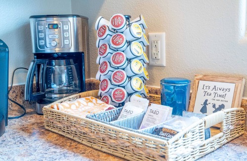 Kanab Apartment | Spacious Townhome in Kanab! Near Zion, Bryce, and more! Pool and Hot Tub. Sleeps 8!