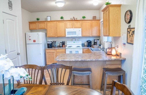 Kanab Apartment | Spacious Townhome in Kanab! Near Zion, Bryce, and more! Pool and Hot Tub. Sleeps 8!