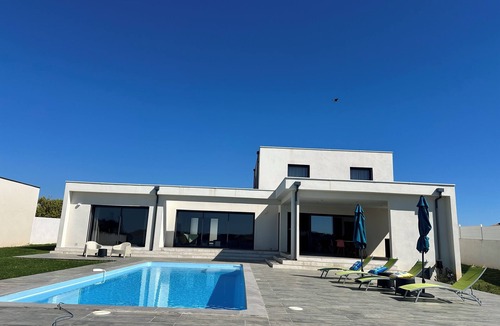 Aleria House | SPACIOUS VILLA 220M2 FULLY AIR-CONDITIONED PRIVATE POOL/FENCED GARDEN