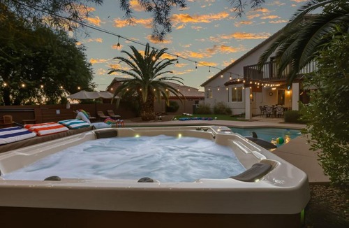Dave Brown Autumn Hills House | Sparkling SaltwtrPoolSpaFirepitFreeNetflixWiFi