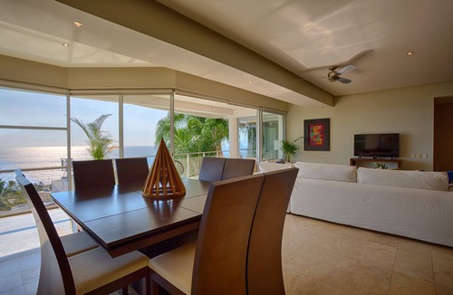 South Shore Hotel Area Condo | SPECTACULAR OCEAN AND JUNGLE VIEWS