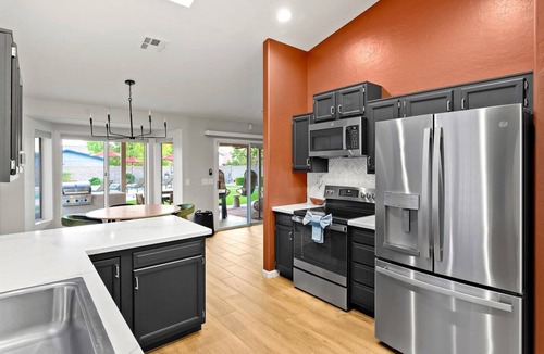 Glendale House | Sport Court Pool Hot Tub Pool Table Fire Pit Games