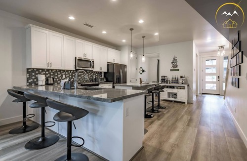 Flagstaff House | Stargazer - The Desirable Home w/AC and Hot Tub