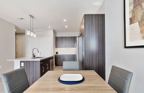 Camelback East Apartment | Stay Gia Modern 1 Br Apartment with Swimming Pool