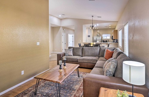 Bullhead City House | 'Stonebridge River Home' in Gated Community!