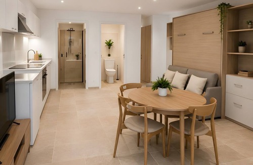 Solaro Apartment | Studio Apartment 'Villa Laurent' with Private Garden and Wi-Fi