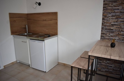 Ruoms Apartment | Studio Avec Piscine 10 min à Pied de la Rivière et 5 min du Centre