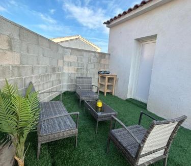 Mas Thibert Apartment | Studio en bas de villa