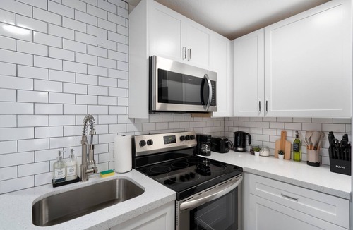 Encanto Apartment | Studio with King Bed Mins. to Encanto Park & Phoenix Zoo