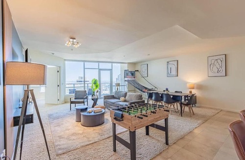 Downtown Phoenix Apartment | Stunning 2BR DT HighRise, Gym, Pool, W-D, Parking, Golf