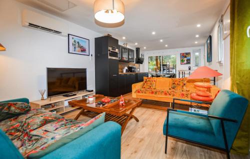 Vero House | Stunning Home In Vero With Private Swimming Pool, Can Be Inside Or Outside