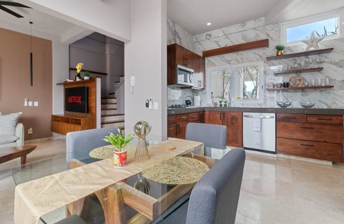 Colonia 5 de Diciembre Apartment | Stunning PH with Dedicated Office Space in 5D Area