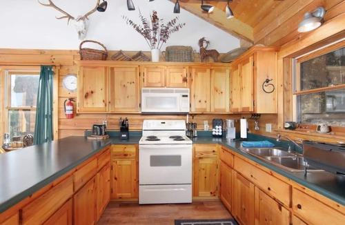 Pine Cabin | Stunning Views & Starry Skies Deck & BBQ