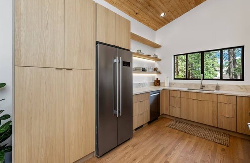Timber Ridge Cabin | Stunning Woodside Cabin Luxe Prescott Treehouse 10 guests 4 Bed 3 Bath