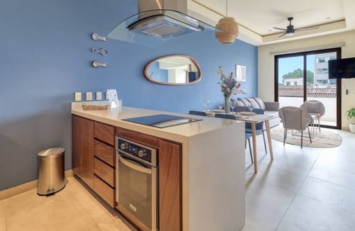 Diaz Ordaz Apartment | Stylish 1-Bedroom Retreat in Versalles Rooftop Pool & Gym