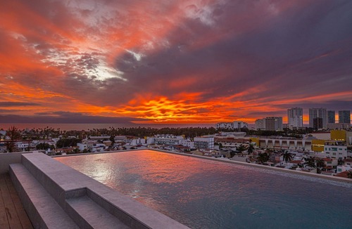 Diaz Ordaz Apartment | Stylish 1-Bedroom Retreat in Versalles Rooftop Pool & Gym