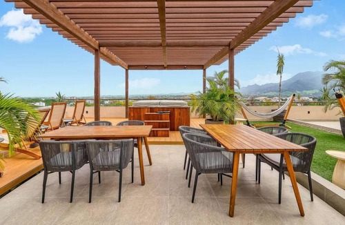 Diaz Ordaz Apartment | Stylish 1-Bedroom Retreat in Versalles Rooftop Pool & Gym