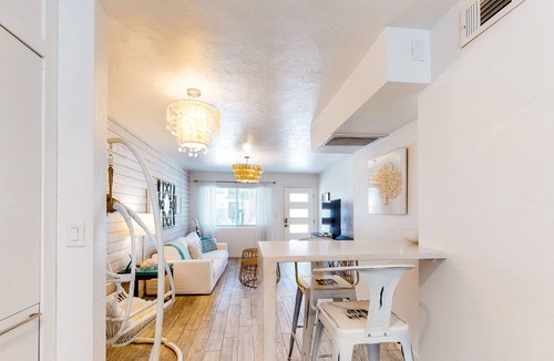 Feldman's Condo | Stylish dog-friendly getaway near downtown with pool, central AC, and fast WiFi