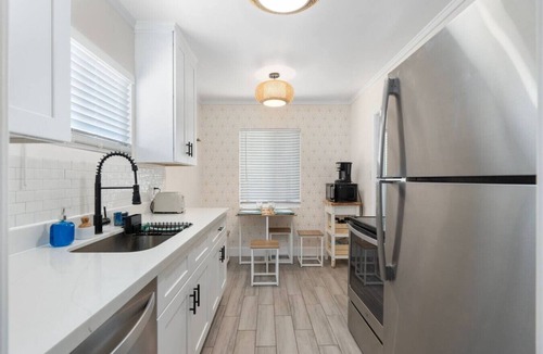 Garfield House | Stylish Downtown Stay | Museums, Stadiums & Zoos
