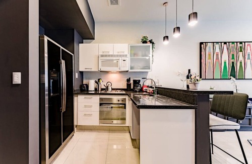 Cuauhtemoc Apartment | Stylish Reforma Loft w/Pool, Gym, AC & City Views