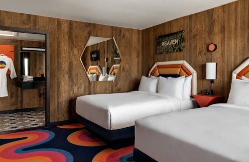 Flagstaff Hotel | Stylish Room w/Retro Charm for Families & Road-Trippers | Free Parking