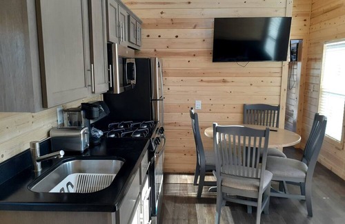 Valle Cottage | Stylish Tiny Home Getaway with Spacious Loft & Outdoor Area in Williams, Arizona