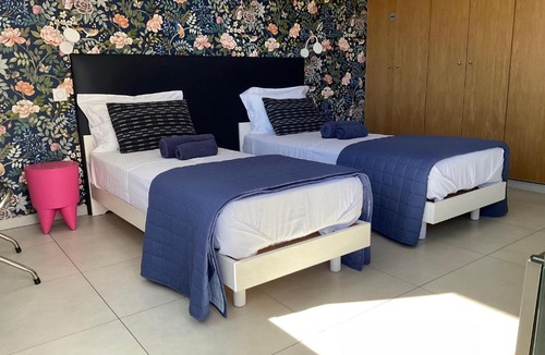 Le Ricanto Bed & Breakfast | Suite avec 2 chambres d'hôtes pour 1 à 4 personnes avec vue mer, terrasse, climatisation, parking privé, proche port et aéroport, petit déjeuner inclus