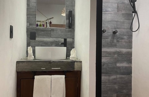 De Mexicanos Hotel | Suites del Barrio Hotel