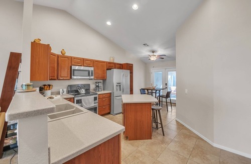Paradise Valley Village House | Summer all year round by RedAwning