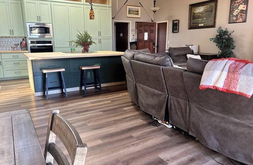 Torreon House | Sunshine, Golf & Cabin Vibes Pet-Friendly Summer Escape