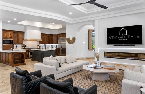 Central Scottsdale House | SWSS Luxury 8BR Retreat | Pool & Hot Tub | Golf Simulator | Sauna & Cold Plunge | Poker &.