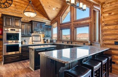 Kanab Cabin | The Blackhawk Cabin | Desert Oasis, Hot Tub, Pickleball, Views & More!