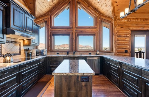 Kanab Cabin | The Blackhawk Cabin | Desert Oasis, Hot Tub, Pickleball, Views & More!