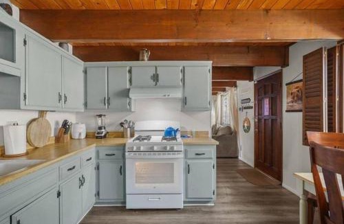 Peter Pan House | The BlueBird Retreat, Jacuzzi, BBQ