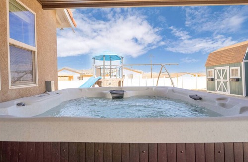 Twentynine Palms House | The Farm House | Pool&Spa | 5 min to JT Park