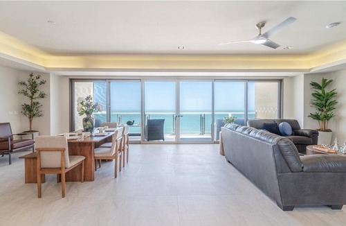 Ferrocarrilera House | The Grand Horizon Élite - 4BR/4BA Beachfront Condo