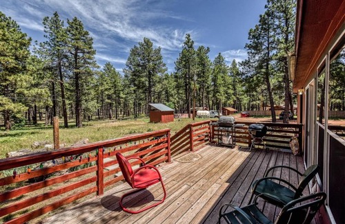 Parks House | The Ponderosa Scenic Forest Views Fire Pit BBQ Pet-Friendly Now with Wi-Fi