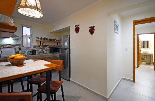 La Rinconada Apartment | The Poolside Suite Downtown Access free parking on street