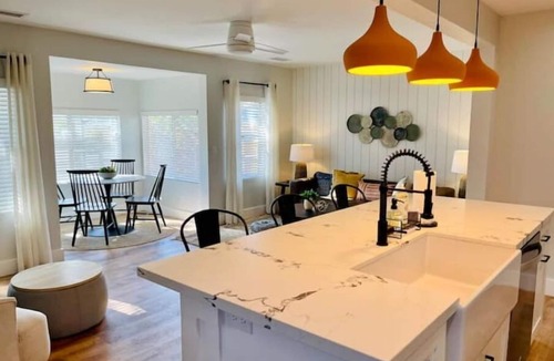 Cottonwood House | The Stay on Main/Modern Cottage/1 mi. to Old Town!