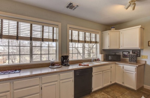 Nob Hill House | The Terrace 2 BR near the courthouse square with a King bed in the master BR