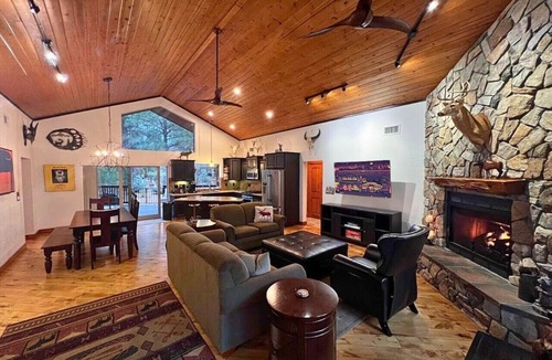 Torreon Cabin | Torreon Cozy Cabin - Decks, BBQ - 4 Bedroom - Sleeps 8