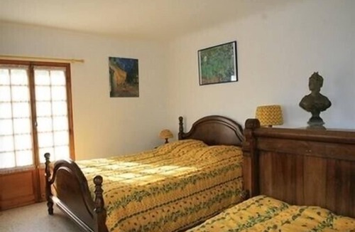 Raphele-les-Arles House | Traditionnal 6 people house in provence. very quiet.