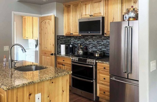 Munds Park House | Tranquil 3Bdr Cabin w/Fully Fenced Backyard