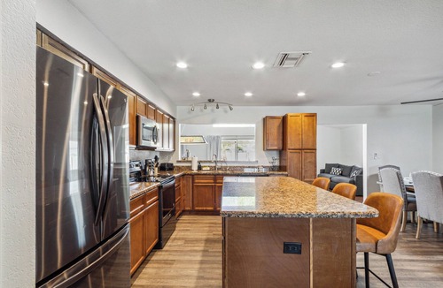 Village Grove House | Tranquil 4-MOD Lux Old Town: 4BR Modern Luxe Amenities
