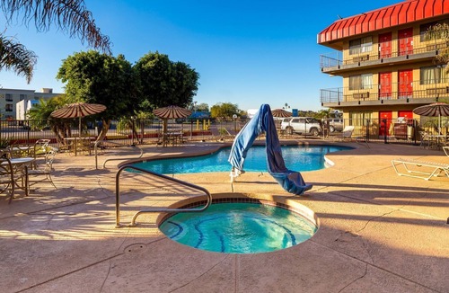 Estrella Hotel | Travelers Inn