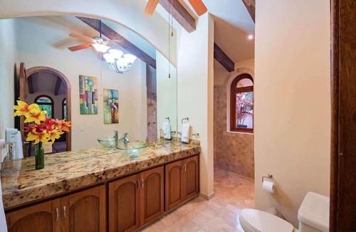 South Shore Hotel Area Villa | Treasure from the sea-private beach gate 5 minute walk
