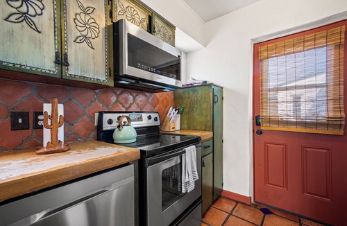 Blenman-Elm House | Tres Palmas - 3BR Adobe Retreat w/Pool